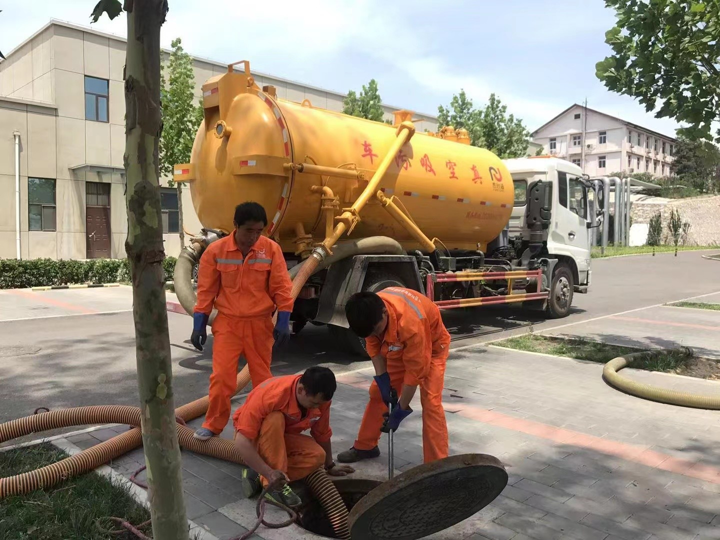 玛沁管道疏通车停在窨井附近