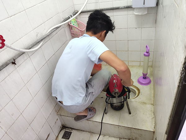 玛沁管道堵塞冒臭气 专业师傅现场解决问题