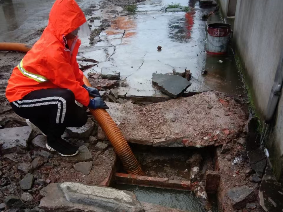 玛沁专业清理污水池 炜誉市政以规范流程守护城市 “肠道”