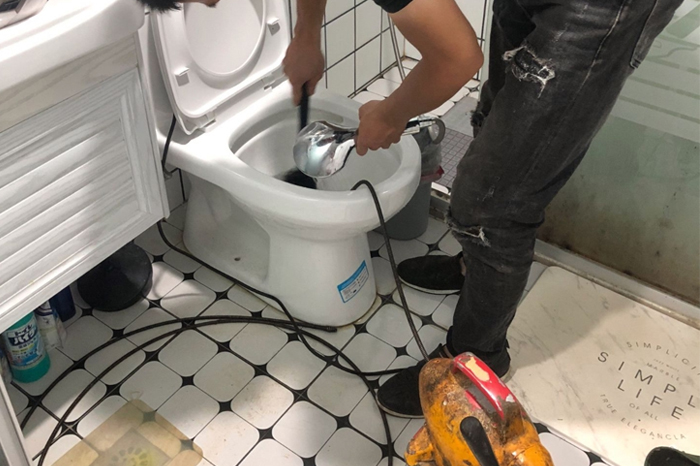 玛沁马桶堵塞自己疏通还是找师傅?专业上门服务让你省时更省心